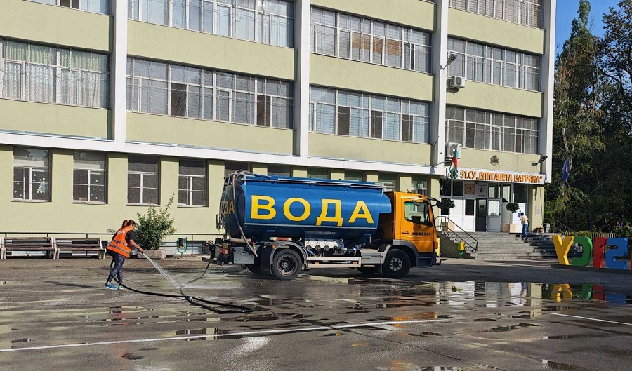Столичната община започна миене на дворовете на училищата 
