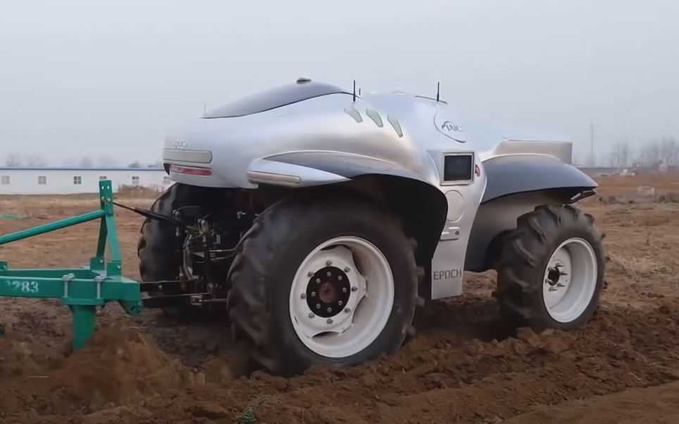 Водороден трактор оре почвата без водач