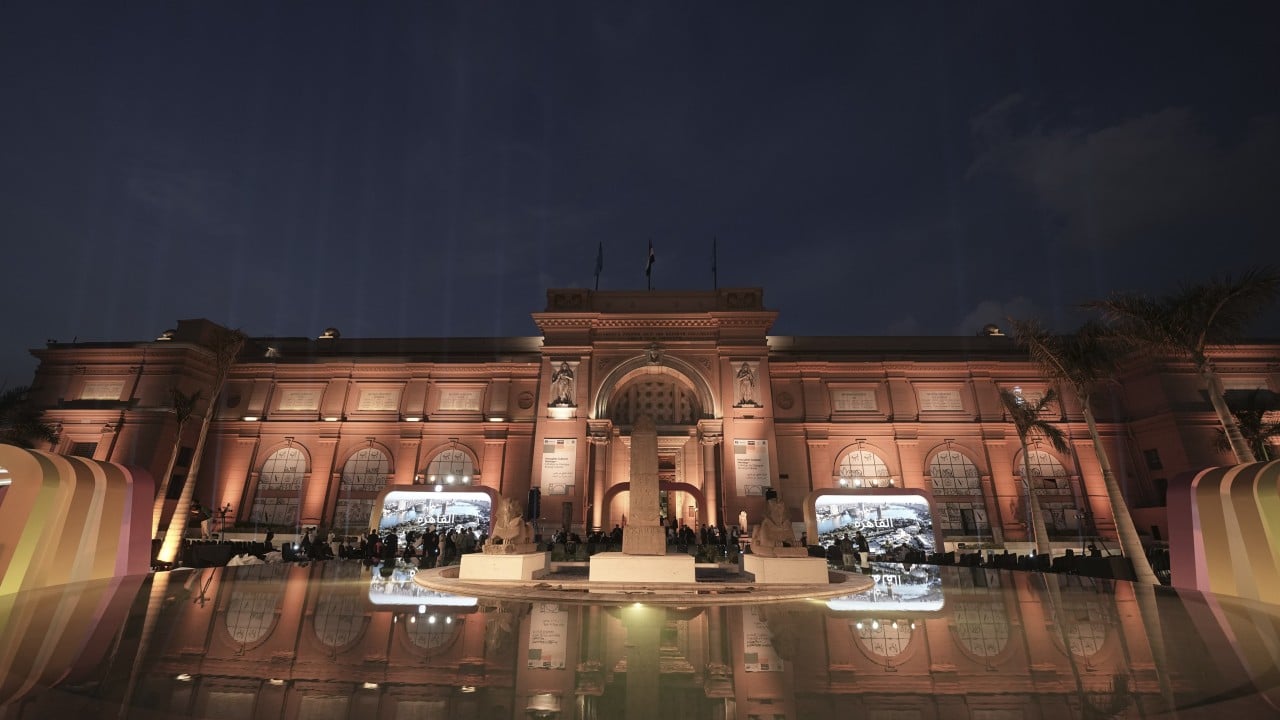 Възмущение след златната гривна на древния фараон, откраднато от музея на Египет и се стопи