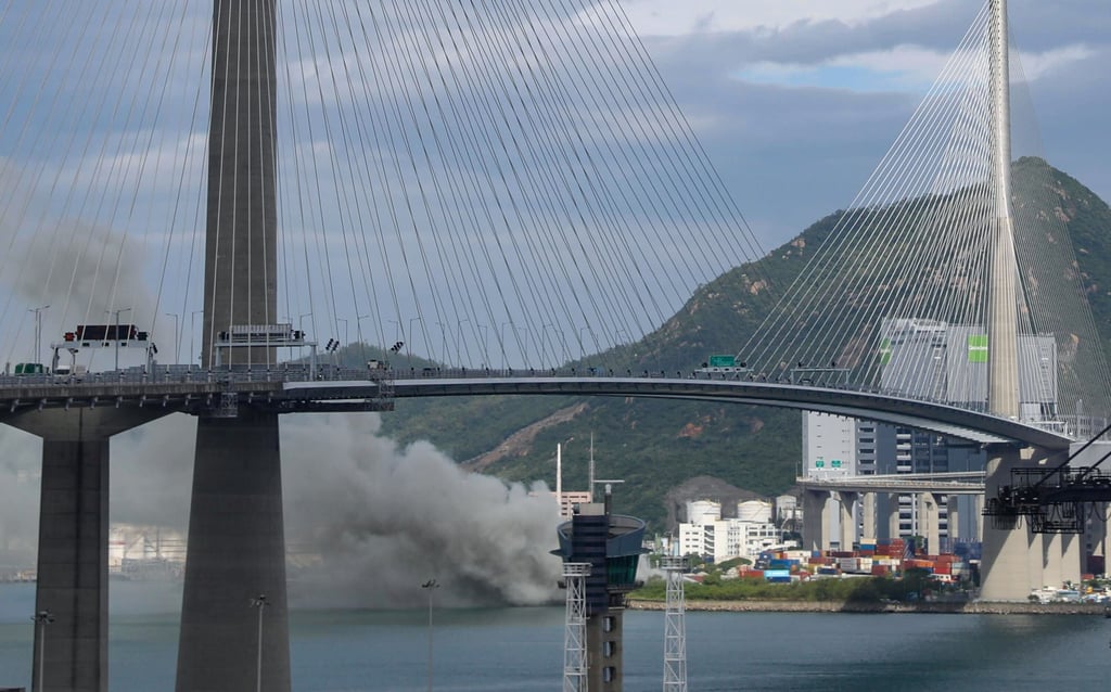 Пожарникарите, борещи се с огън, бушуващ в продължение на 7 часа на място за рециклиране в Хонконг