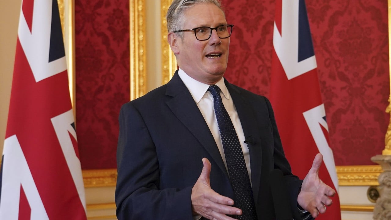 Емулиран Стармер се защитава заради бившия дипломат на Епщайн връзките на Питър Манделсън