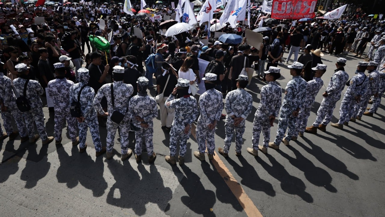 Филипински скандал с контрол на наводненията: Масови протести срещу корупцията като ярост