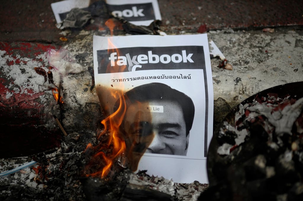 Тайландски съдебни затвори 11 привърженици на Таксин през 2010 г.