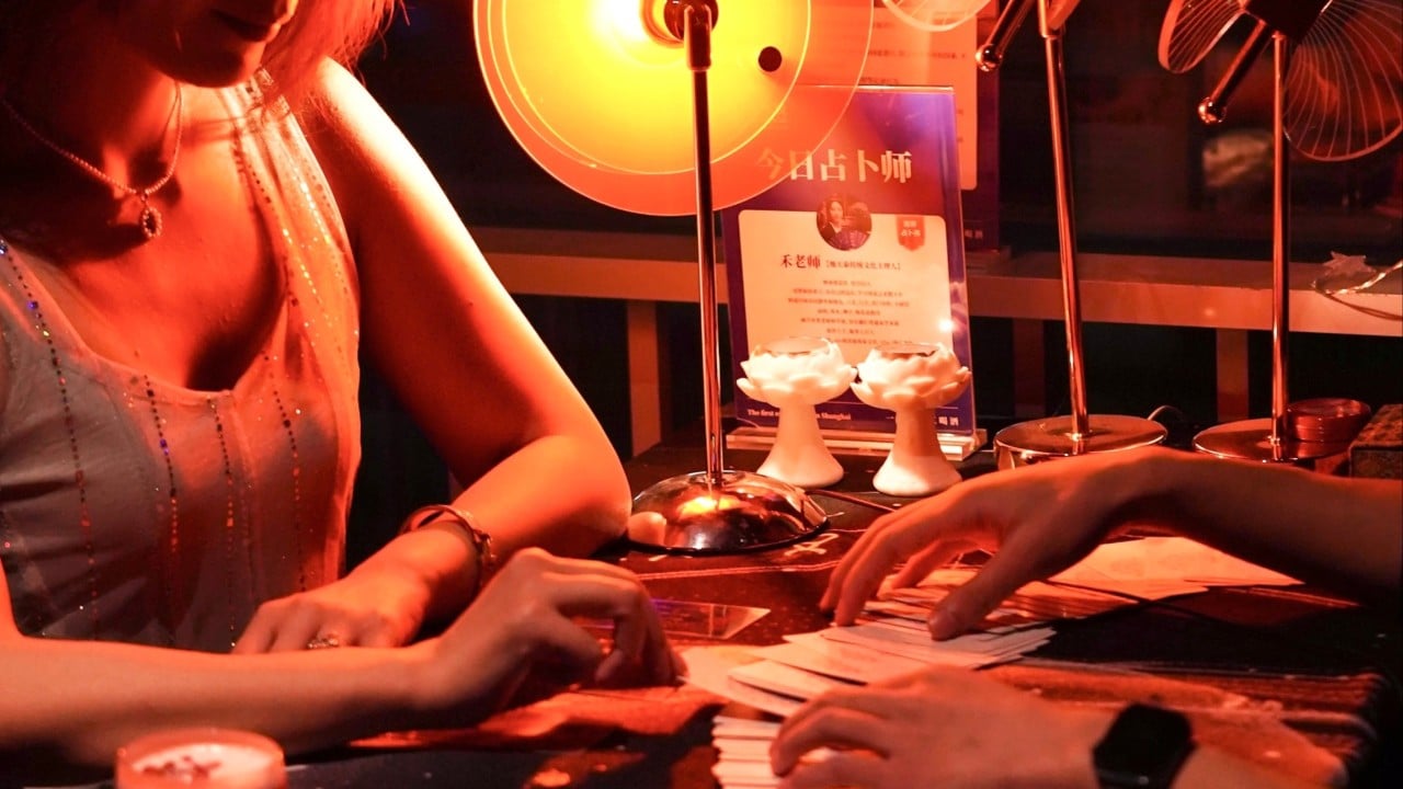 Таро с вашия мерло? Защо потребителите на Китай харчат „духовно“